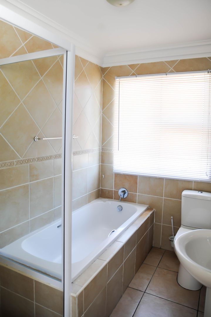 To Let 4 Bedroom Property for Rent in Calypso Beach Western Cape